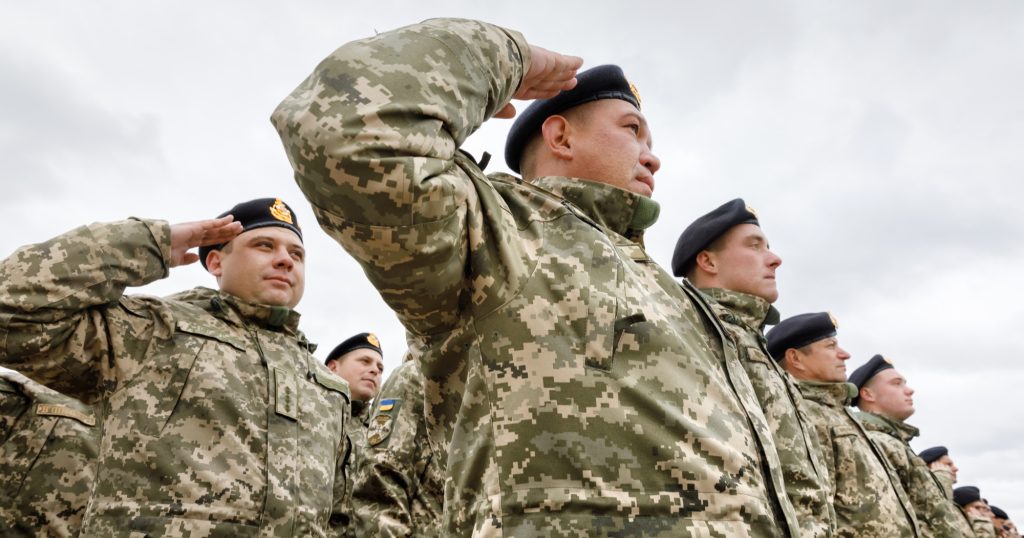 Що таке контрактна служба в Україні: умови та зарплата